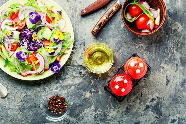 Apetitosa ensalada de primavera.