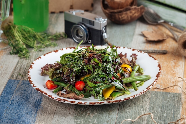 Apetitosa ensalada tibia con verduras de res