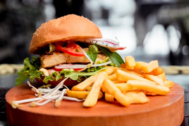 Apetitosa hamburguesa con queso y verduras. Parilla.