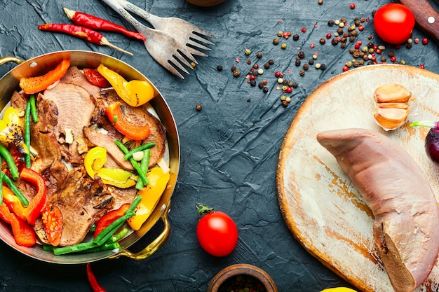 Apetitosa lengua de ternera hervida con pimiento