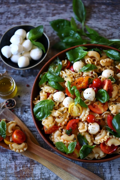 Apetitosa pasta con albahaca y queso mozzarella