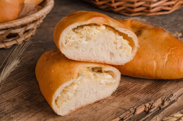 Apetitosa pastelería culinaria fresca - tartas con diferentes rellenos sobre un fondo de madera