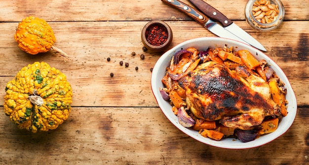 Apetitosa perdiz entera al horno con calabaza.Carne asada