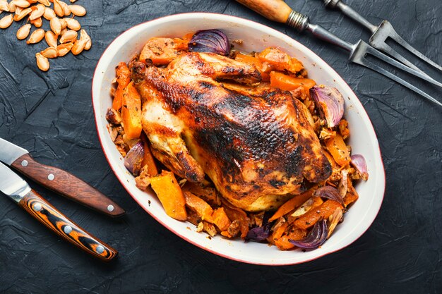 Apetitosa perdiz entera al horno con calabaza Pollo frito con calabaza