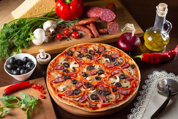 Apetitosa pizza em uma mesa escura com ingredientes