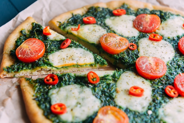 Apetitosa pizza con pesto mozzarella y guindillas y cereza