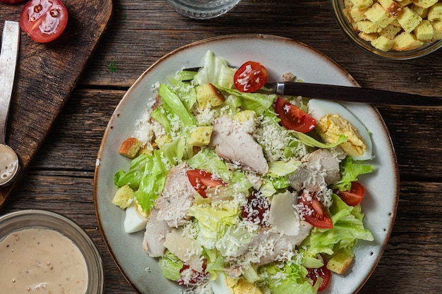 Foto apetitosa salada caesar em um prato sobre uma mesa de madeira
