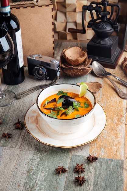 Foto apetitosa sopa de mariscos tom yam