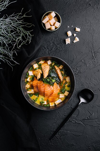 Apetitosa sopa de miso ishikari con salmón en un tazón negro