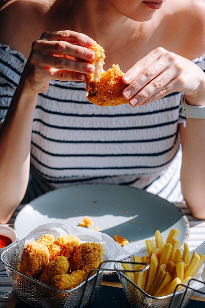 Foto apetitosas y calientes alitas de pollo en un rebozado aireado y crujiente con diferentes salsas