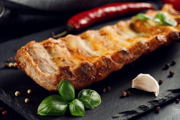 Apetitosas costillas fritas Delicioso halcón de carne en la mesa Almuerzo en un restaurante