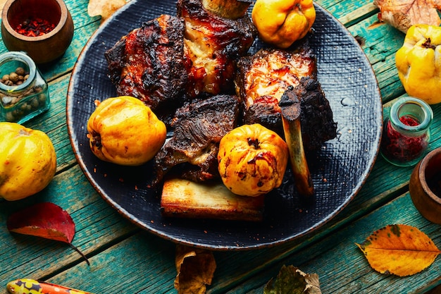 Apetitosas costillas de ternera a la parrilla con membrillo de otoño Costillas de ternera ahumada con hueso