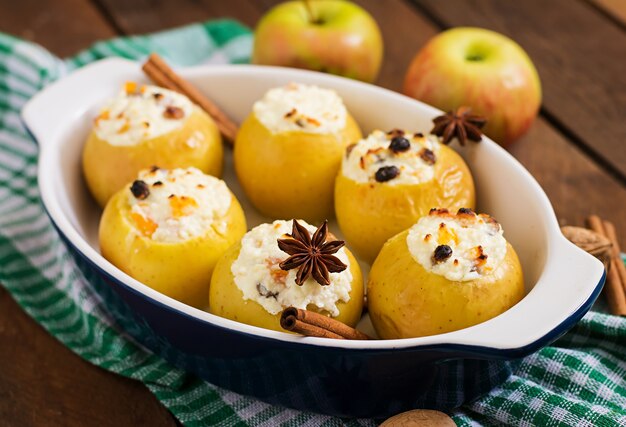 Apetitosas manzanas al horno con queso cottage y pasas