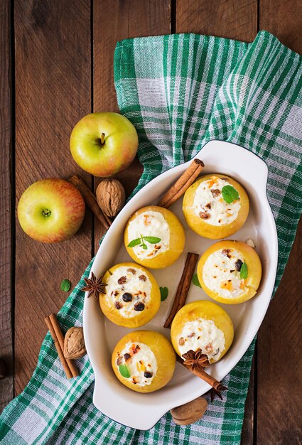 Apetitosas manzanas al horno con requesón y pasas