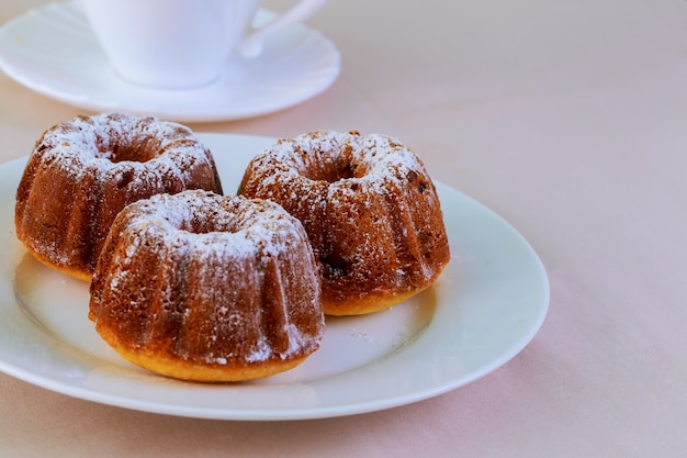 Apetitosas muffins de pasas y café.