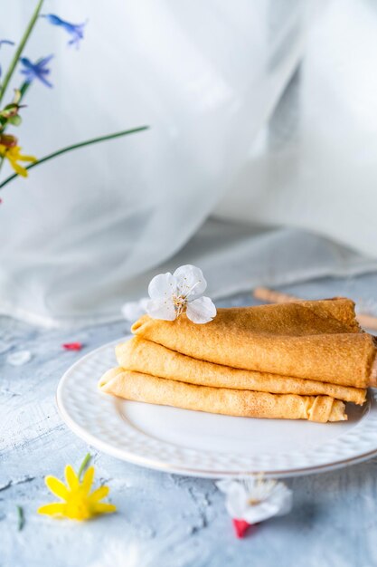 apetitosas panquecas na chapa branca bom dia conceito de café da manhã primavera