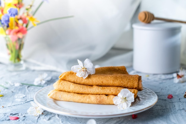 apetitosas panquecas na chapa branca bom dia conceito de café da manhã primavera