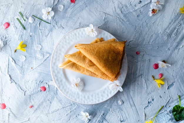 apetitosas panquecas na chapa branca bom dia conceito de café da manhã primavera