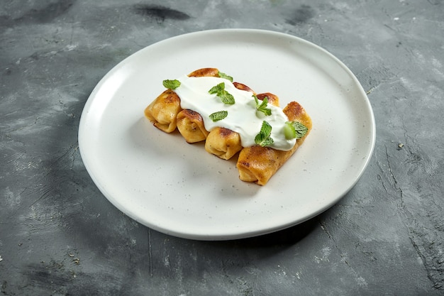 Apetitoso blini ucraniano con relleno de requesón