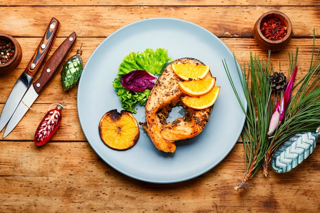 Apetitoso filete de salmón al horno con naranjas. Filete de pescado, comida navideña.