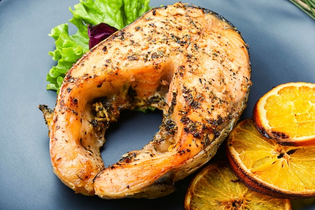 Apetitoso filete de salmón al horno con naranjas en un plato