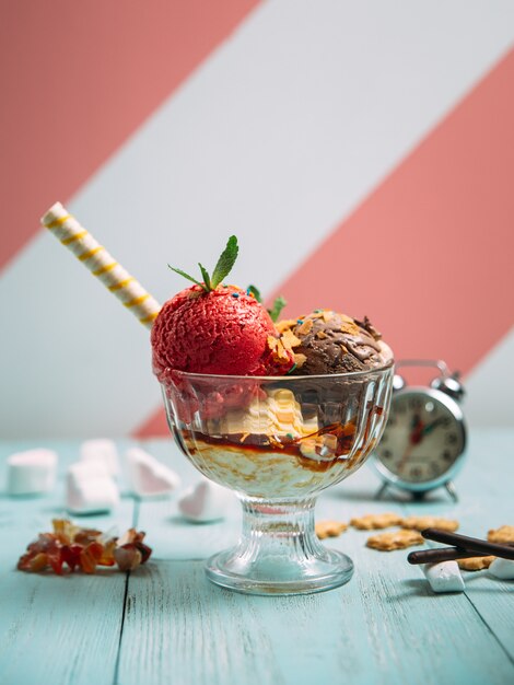 Apetitoso helado de fruta dulce en un vaso