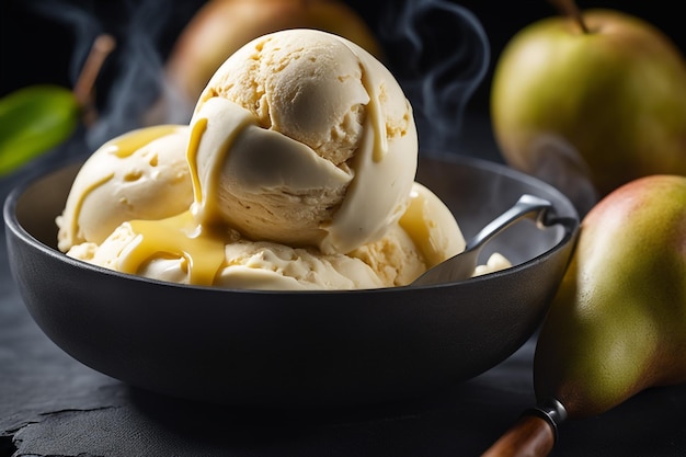 Apetitoso helado natural cremoso y de pera decorado con pera y servido en humo sobre una piedra oscura