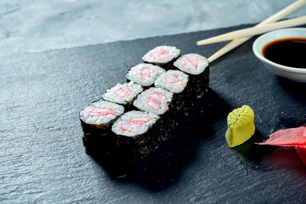 Apetitoso maki sushi con camarones sobre una pizarra negra