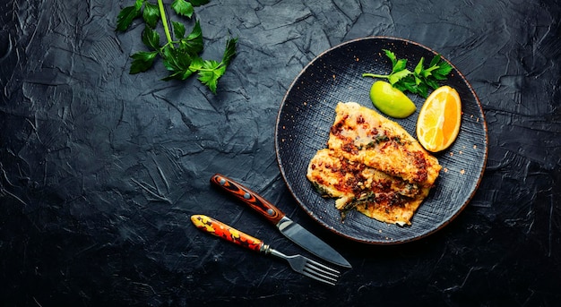 Apetitoso pescado asado, lucioperca frita en salsa de naranja.