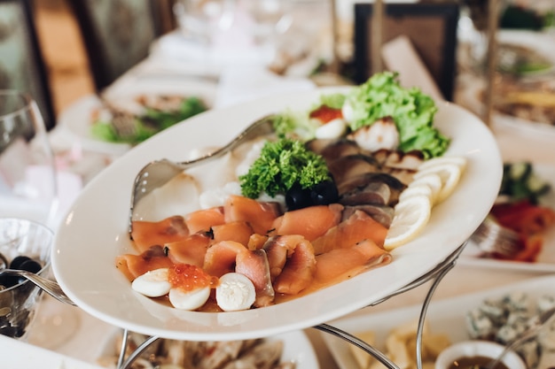 Apetitoso pescado en el banquete. Banquete festivo de boda.