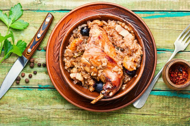 Apetitoso pilaf com coelho guisado. Risoto com lebre. Saboroso pilaf de arroz