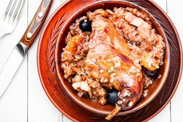 Apetitoso pilaf com coelho guisado. Risoto com lebre.