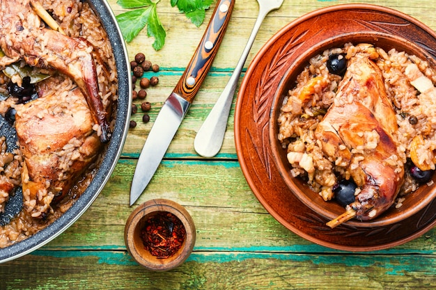 Apetitoso pilaf con conejo guisado Risotto con liebre.