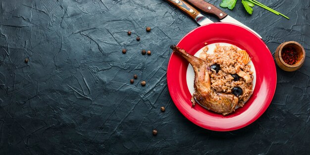 Apetitoso pilaf con conejo guisado Risotto con liebre.