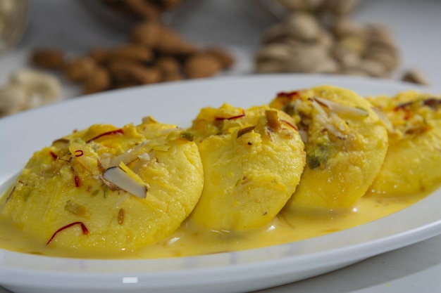 Foto apetitoso plato dulce tradicional indio ras malai bolas de paneer suaves sumergidas en leche cremosa