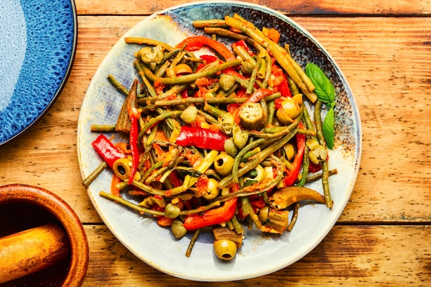 Apetitoso plato de verduras guisadas