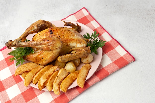Foto apetitoso pollo asado con papas al ajo y cebolla