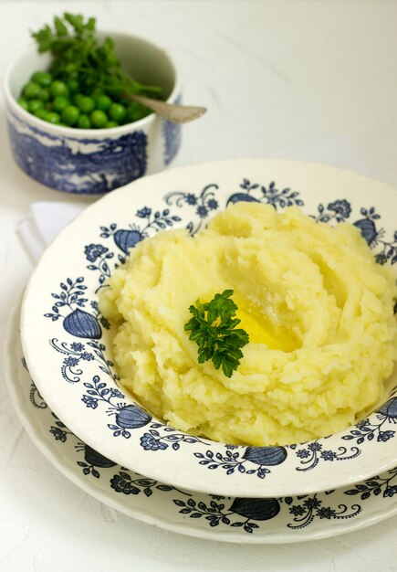 Apetitoso puré de papas con mantequilla y perejil. Estilo rústico