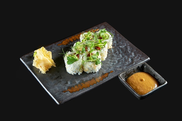 Apetitoso rollo de sushi de verduras con pepino de aguacate y servido en un plato