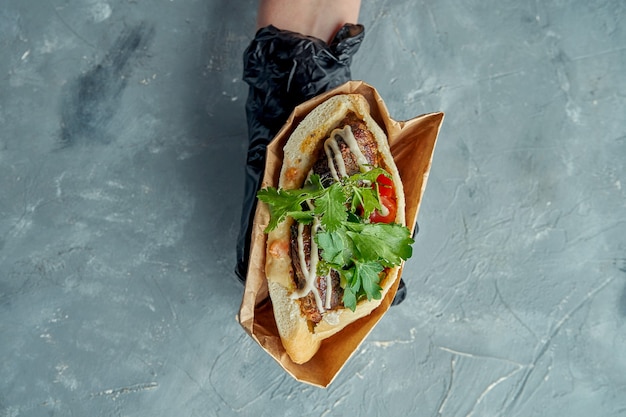 Apetitoso sanduíche de pita grega com kebab, coentro, tomate cereja e molho branco