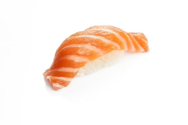 Apetitoso sushi nigiri com salmão. Cozinha japonesa clássica. Entrega de alimentos. Isolado no branco.