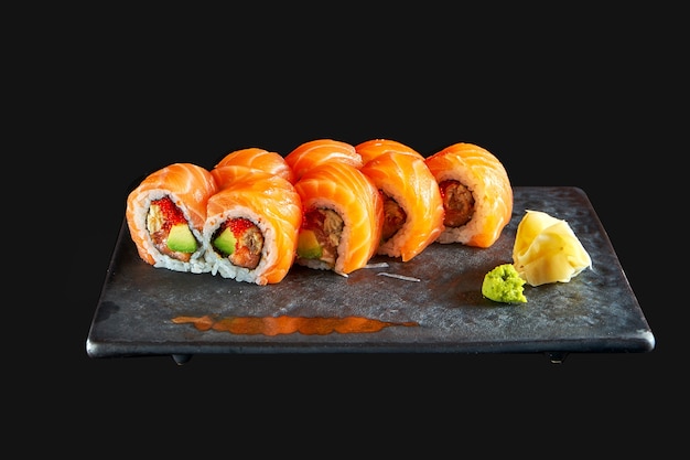 apetitoso sushi roll de dragón rojo con aguacate de anguila salmón y caviar tobiko