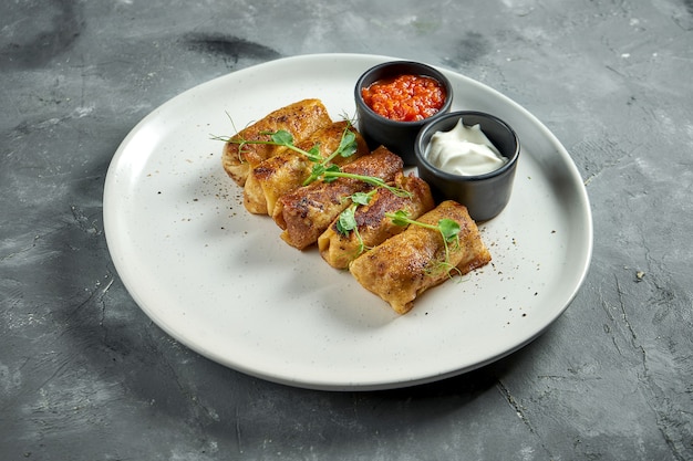 Apetitosos blini ucranianos con relleno de carne molida