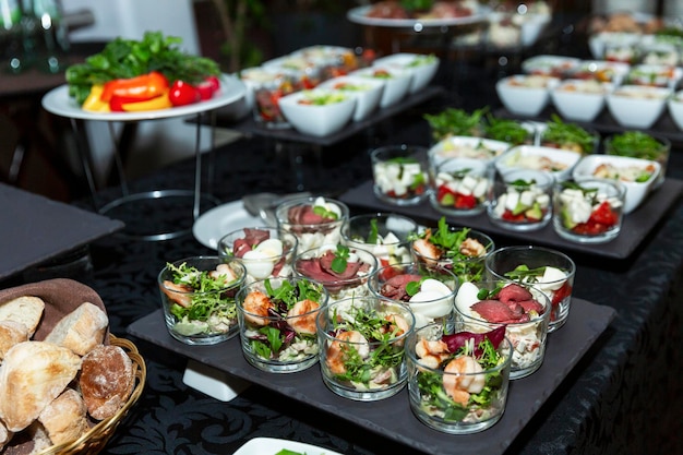 Apetitosos bocadillos en la mesa del buffet. Fiestas, celebraciones y reuniones de empresa.