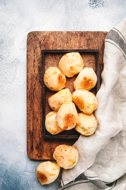 Apetitosos bollos dulces caseros en la vista superior del fondo de la mesa de la cocina gris Lugar para el texto