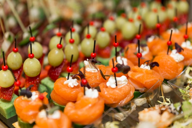 Apetitosos canapés con pescado en la mesa buffet Catering para fiestas y eventos Primer plano