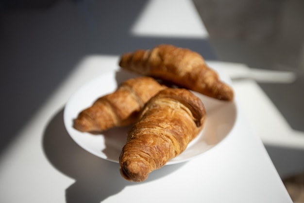 apetitosos croissants frescos ricos em um prato branco