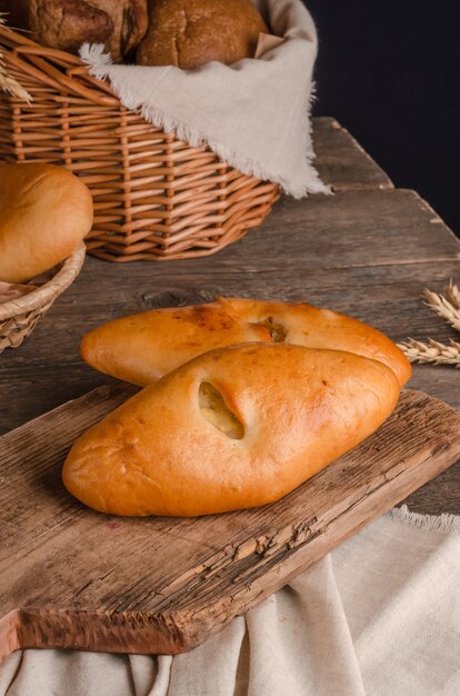 Apetitosos doces culinários - tortas com recheios diferentes em fundo de madeira