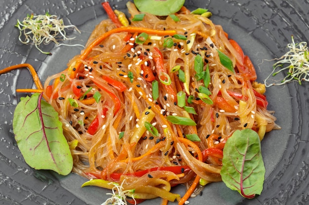 Apetitosos fideos con vegetales asados