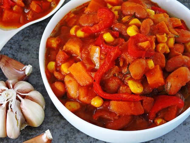 Apetitosos frijoles con verduras y estilo mexicano.